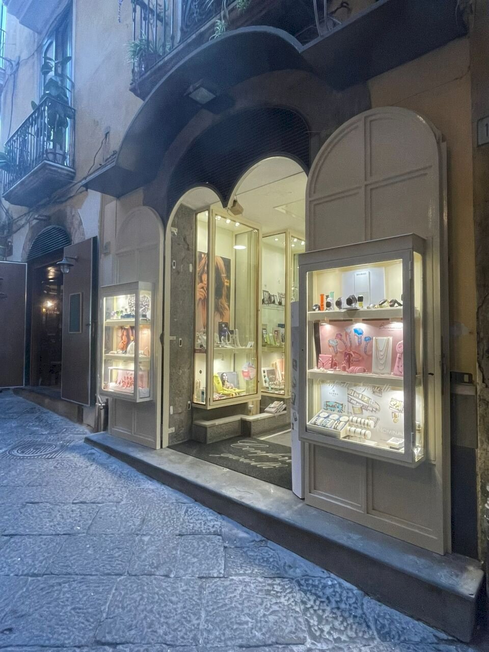 3fa2747e-31cf-48ea-8d84-8358134170d1.jpg - Non Alimentare VIa Mercanti, Salerno - foto 2