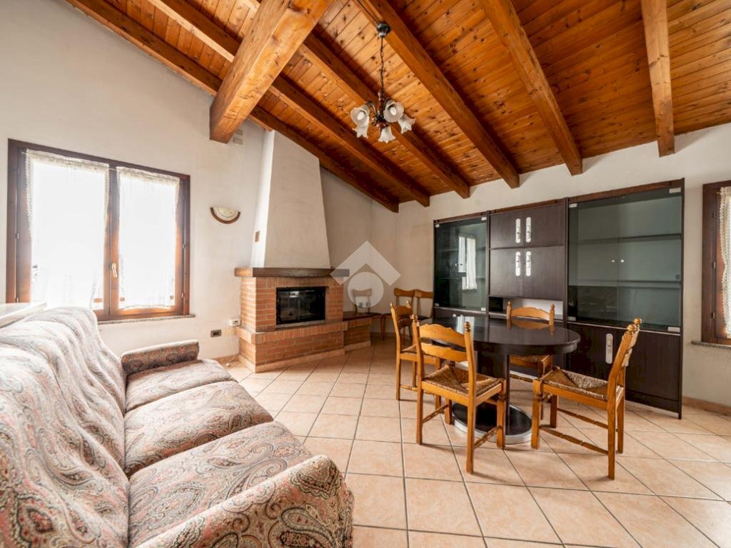 Casa indipendente Via gabella, Cadelbosco di Sopra - foto 1