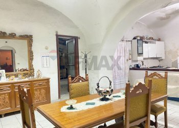 Sala da pranzo - Quadrilocale Via Bianchi
 
38, Catania - foto 1
