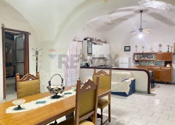 Sala da pranzo - Quadrilocale Via Bianchi
 
38, Catania - foto 3