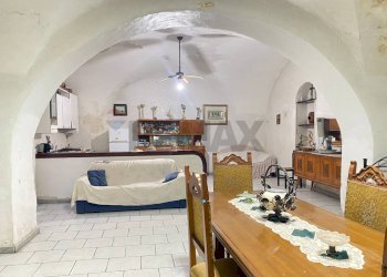 Sala da pranzo - Quadrilocale Via Bianchi
 
38, Catania - foto 5