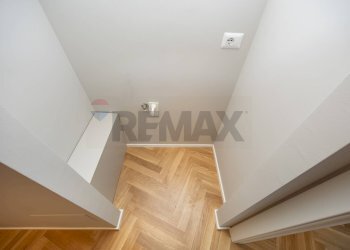 Hall / corridoio - Three-room apartment Via Carlo Farini
 
36, Milano - photo 12