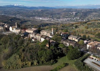 Vista delle montagne - Quadrilocale Via Spontini
 
14, Maiolati Spontini - foto 26