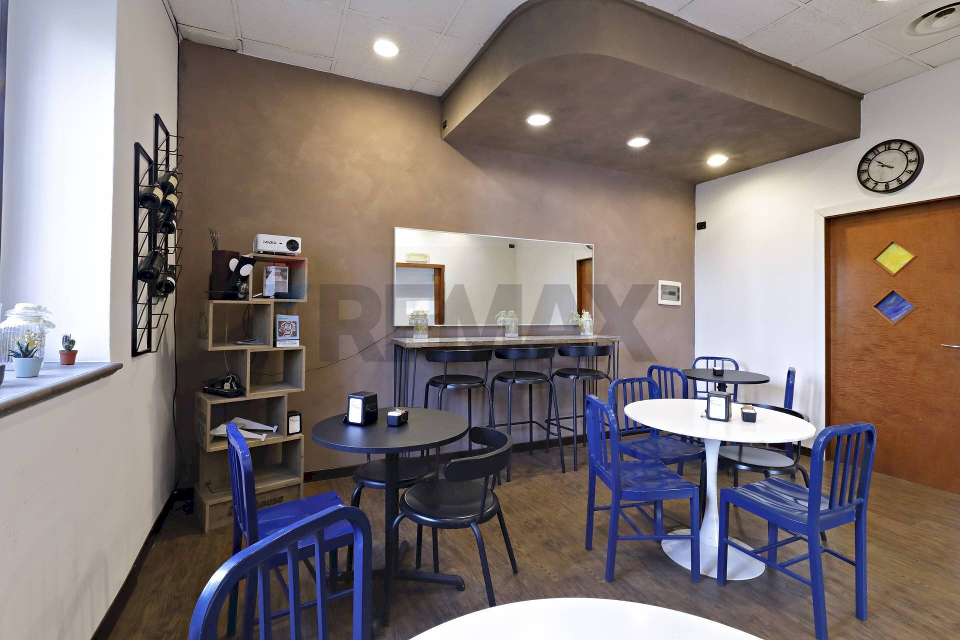 Sala da pranzo - Bar Tavola Calda - Fredda Piazza Carabelli
 
3, Usmate Velate - foto 3