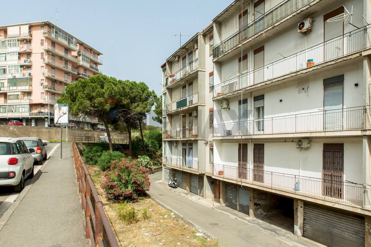 Edificio all\'aperto - Quadrilocale VIA RACCUGLIA
 
15, Catania - foto 1