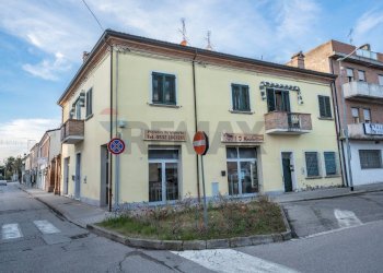 Edificio all\'aperto - Attività Commerciale Via Martiri della Libertà
 
1, Portomaggiore - foto 2