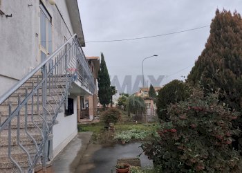 Edificio all\'aperto - Independent house Via Argine Po
 
15, Riva del Po - photo 28