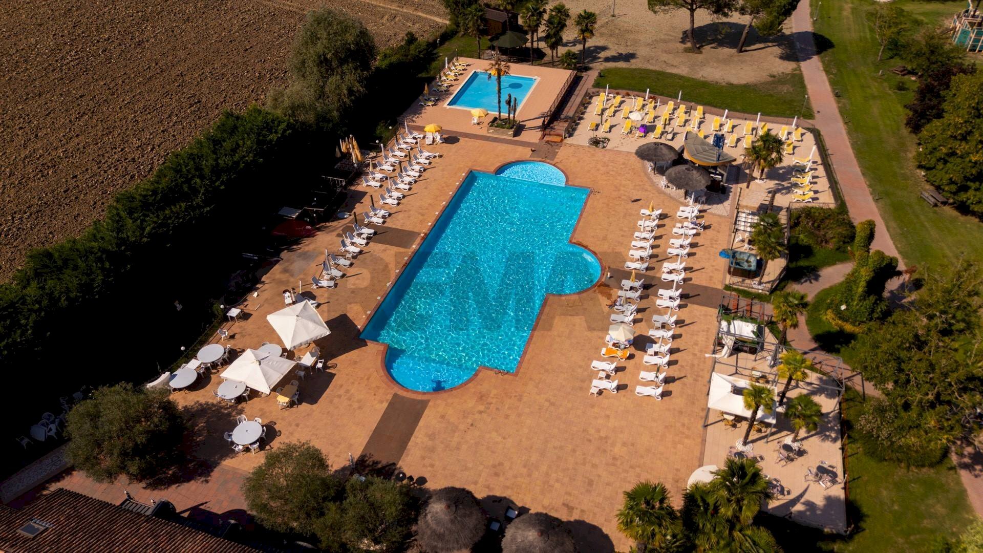 Piscina - Locale Commerciale Polesella - foto 1