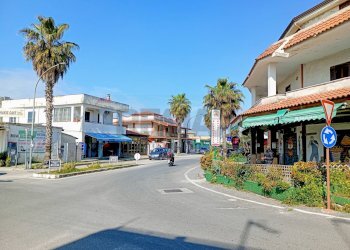 Edificio all\'aperto - Casa semi indipendente Via G.Vasari, Castel Volturno - foto 1