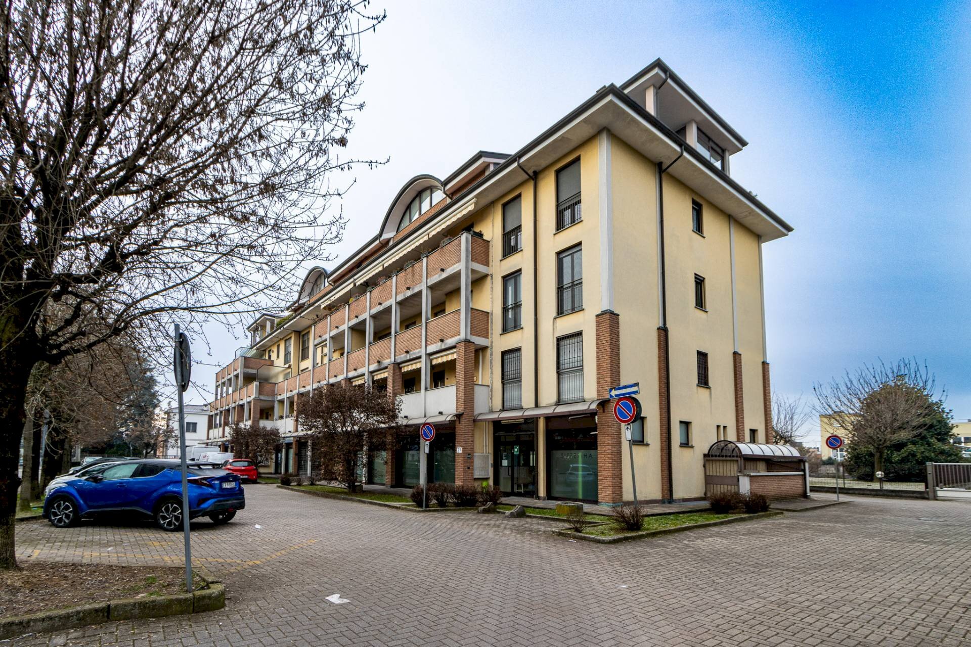 Edificio all\'aperto - Commercial Premises via Togliatti
 
27, Saronno - photo 1