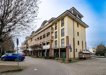 Edificio all\'aperto - Locale Commerciale via Togliatti
 
27, Saronno - foto 1