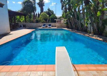 Piscina - Villa Surbo - foto 28