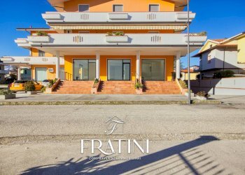 Foto 1 - Locale Commerciale Via Galileo Galilei
 
15, Sant'Egidio alla Vibrata - foto 1