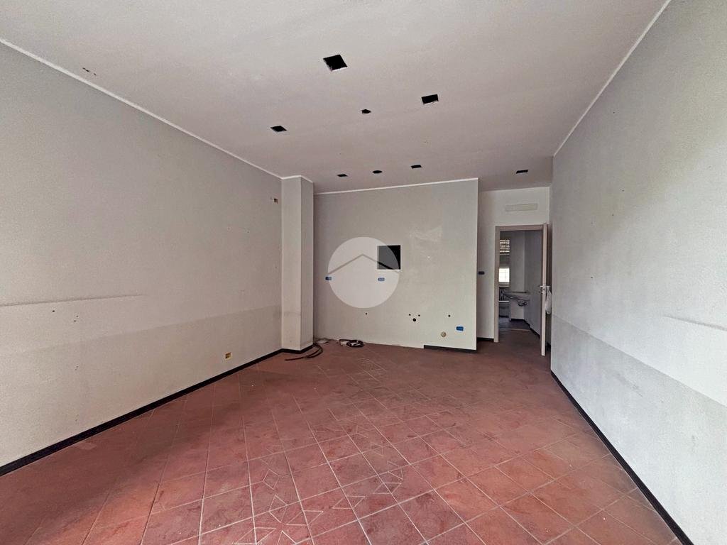 Shop Via Montebello, Pinerolo - photo 2