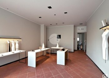 Shop Via Montebello, Pinerolo - photo 3