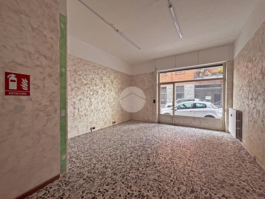 Negozio Via Montebello, Pinerolo - foto 1