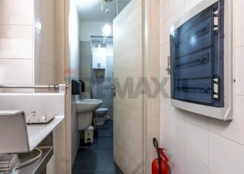 Bagno - Locale Commerciale Piazza Vincenzo Bellini
 
22, Caltagirone - foto 3