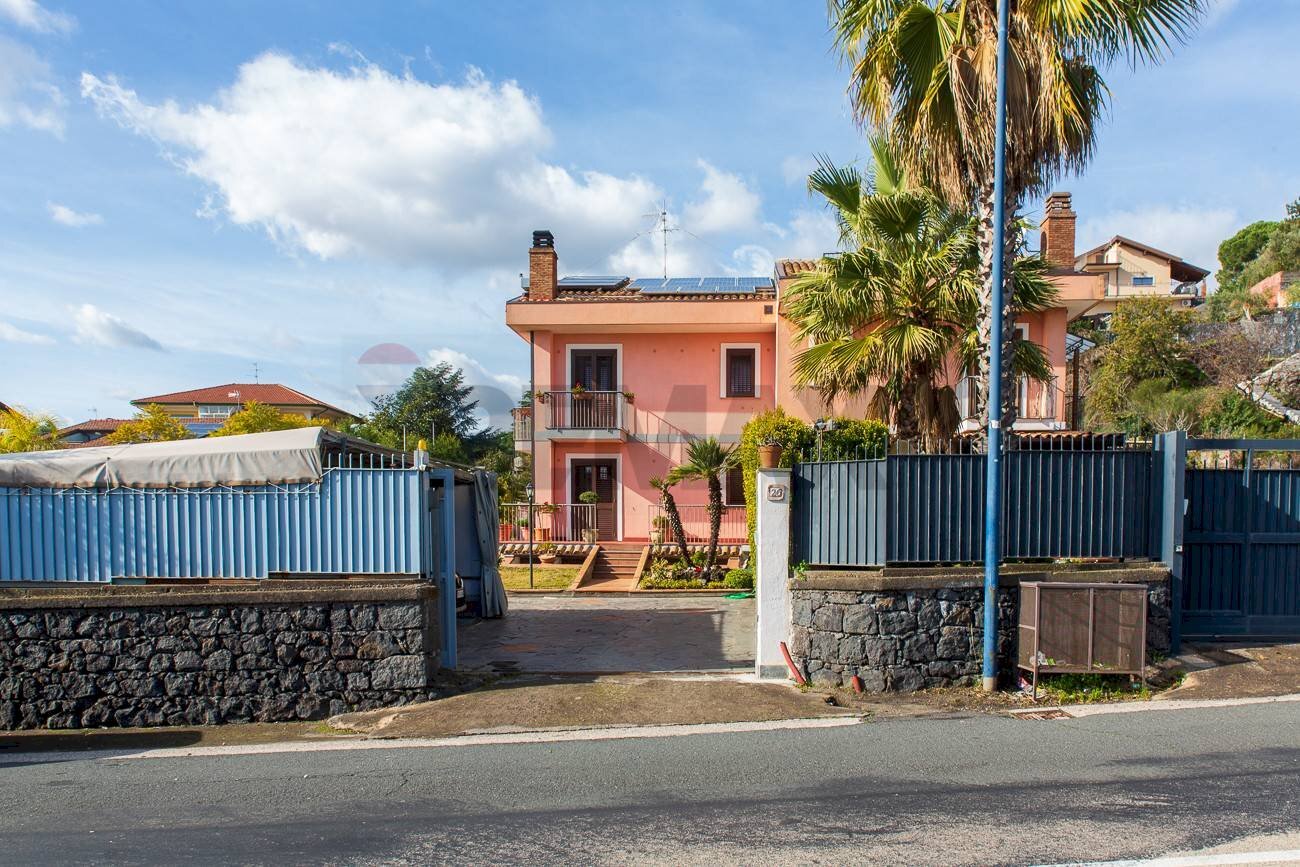 Casa all\'aperto - Semi-detached house Via Alcide De Gasperi
 
26, Pedara - photo 1