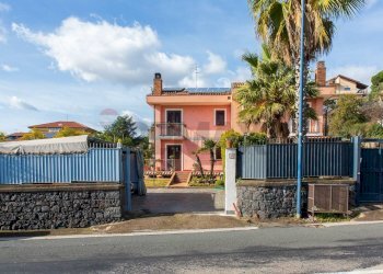 Casa all\'aperto - Casa semi indipendente Via Alcide De Gasperi
 
26, Pedara - foto 1