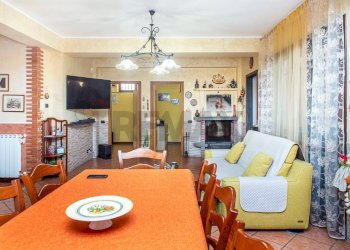 Sala da pranzo - Casa semi indipendente Via Alcide De Gasperi
 
26, Pedara - foto 18