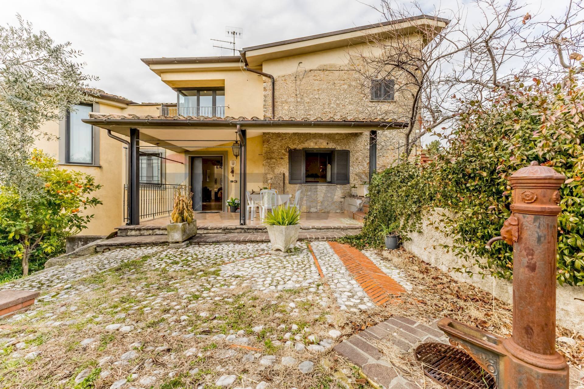 Casa all\'aperto - Villa via roma ovest
 
40, Castelnuovo di Farfa - foto 1