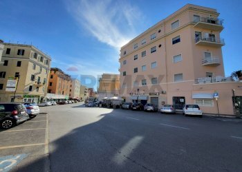 Edificio all\'aperto - Attività Commerciale Piazza Cesare Battisti
 
18, Anzio - foto 6