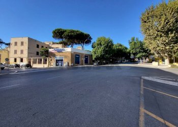 Edificio all\'aperto - Attività Commerciale Piazza Cesare Battisti
 
18, Anzio - foto 8