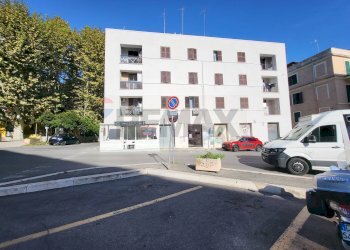 Edificio all\'aperto - Attività Commerciale Piazza Cesare Battisti
 
18, Anzio - foto 1