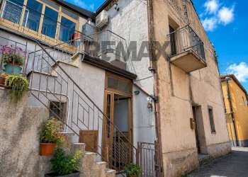 Edificio all\'aperto - Casa indipendente via magenta, Castiglione di Sicilia - foto 1