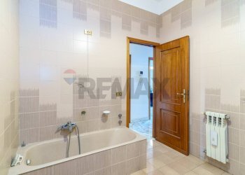 Bagno - Appartamento via Filippo Brunelleschi
 
104, Adrano - foto 21