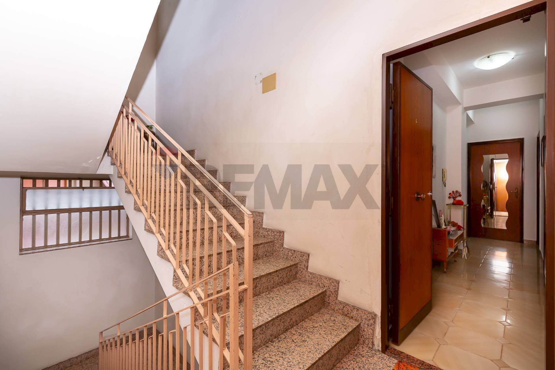 Scale - Trilocale via vittorio emanuele
 
330, Aci Catena - foto 2