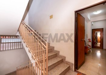 Scale - Trilocale via vittorio emanuele
 
330, Aci Catena - foto 2