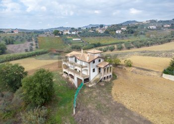 Vista delle montagne - Casa indipendente contrada tavolato
 
20, Città Sant'Angelo - foto 1