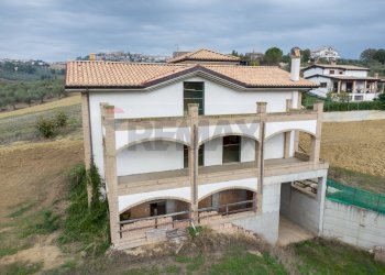 Casa all\'aperto - Casa indipendente contrada tavolato
 
20, Città Sant'Angelo - foto 3