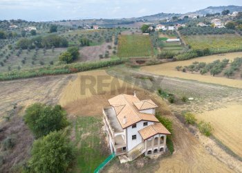 Vista delle montagne - Casa indipendente contrada tavolato
 
20, Città Sant'Angelo - foto 5