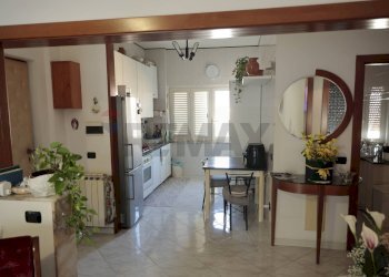 Sala da pranzo - Appartamento Via Luigi Rizzo
 
8, Napoli - foto 5