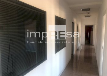 corridoio accesso uffici - Office via enrico mattei, Marcon - photo 8