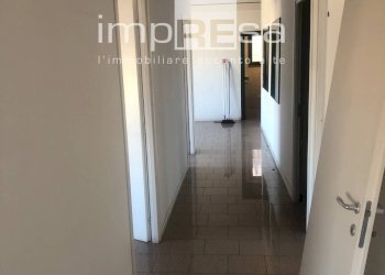 corridoio accesso uffici - Office via enrico mattei, Marcon - photo 13