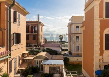 Edificio all\'aperto - Quadrilocale Viale Della Pineta Di Ostia
 
60, Roma - foto 1