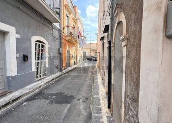 Edificio all\'aperto - Casa indipendente VIA DUCA DI BERGAMO
 
7, Motta Sant'Anastasia - foto 2