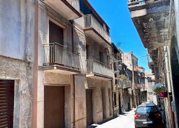 Edificio all\'aperto - Casa indipendente via Sottotenente Fisauli
 
42- 44-46- 48, Randazzo - foto 1