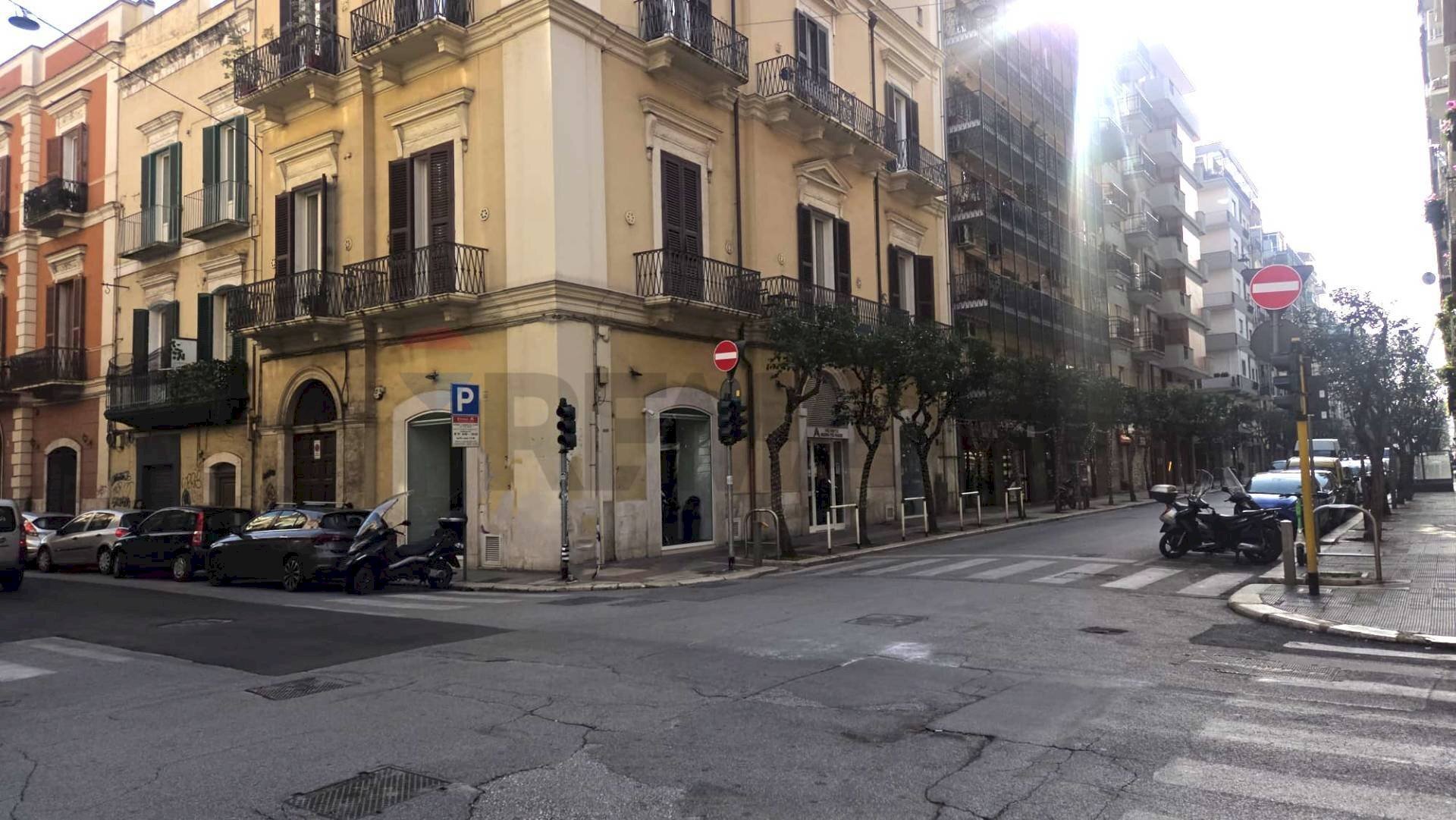 Edificio all\'aperto - Locale Commerciale Via De Rossi
134, Bari - foto 2