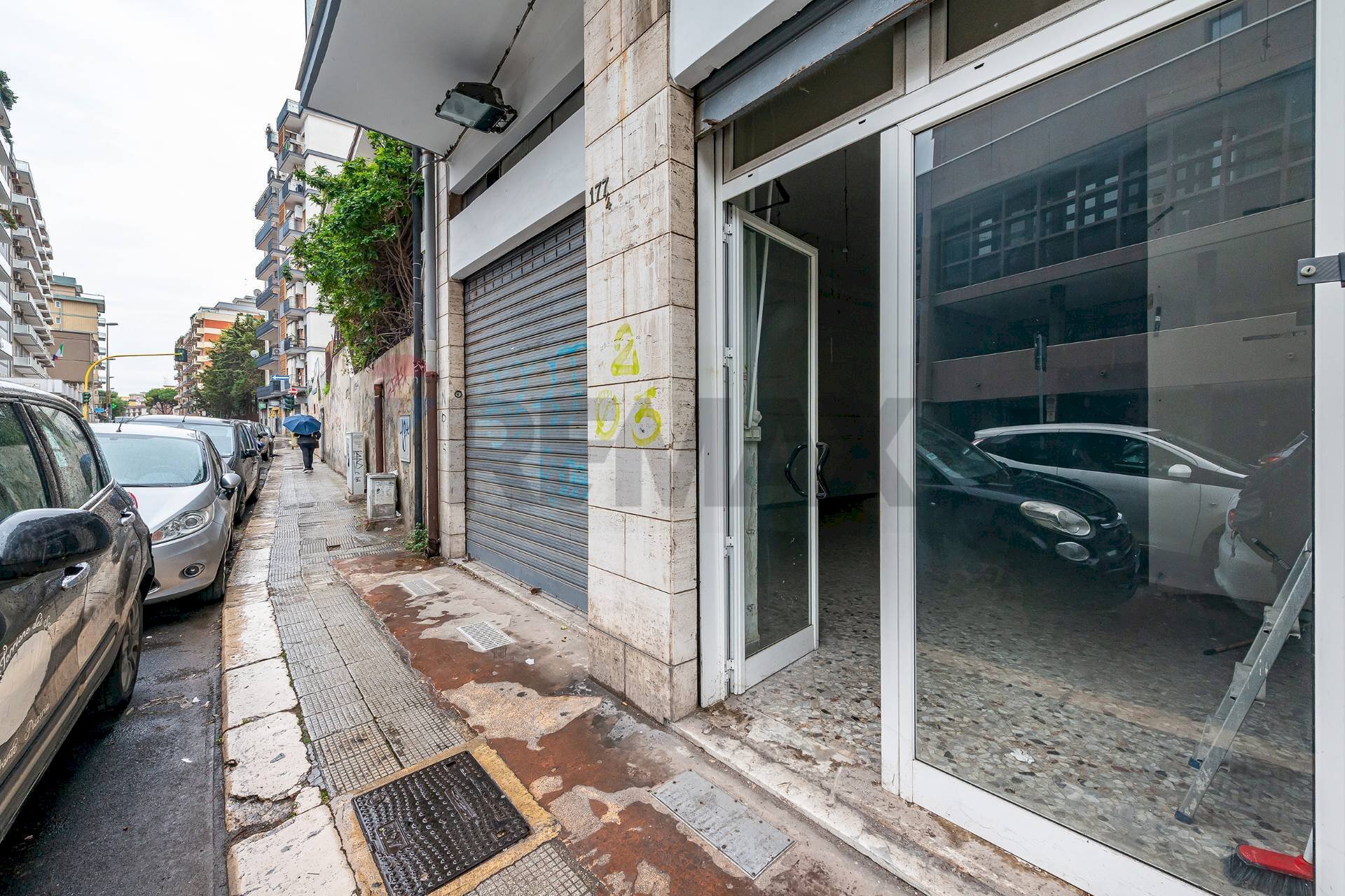 Edificio all\'aperto - Locale Commerciale Via Giuseppe Re David
 
177, Bari - foto 1