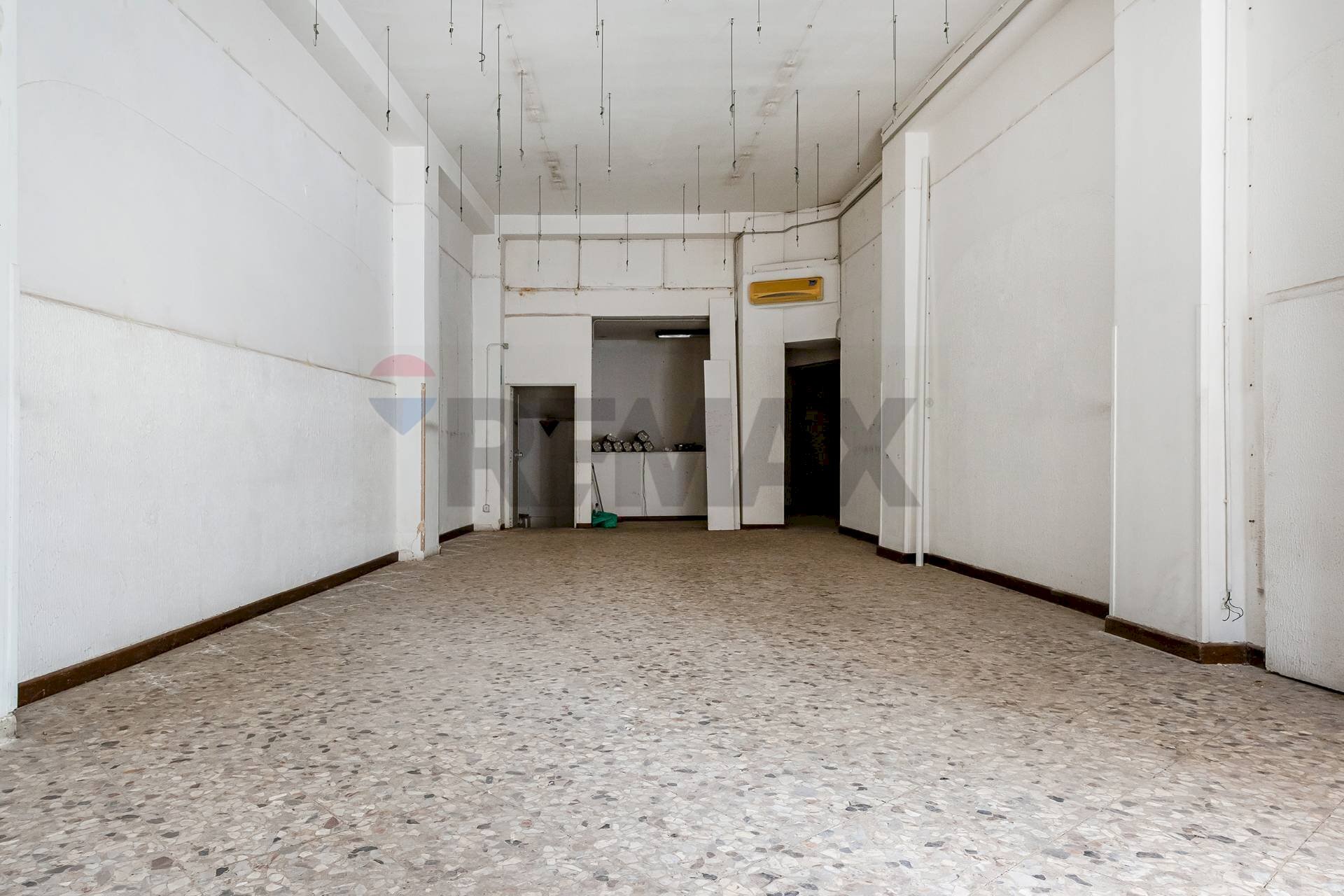 Stanza vuota - Locale Commerciale Via Giuseppe Re David
 
177, Bari - foto 2