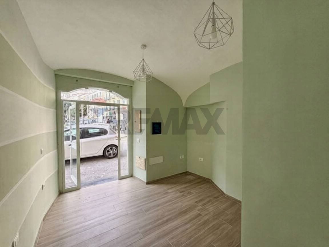 Stanza vuota - Locale Commerciale Piazza Matteo Luciani
41, Salerno - foto 2