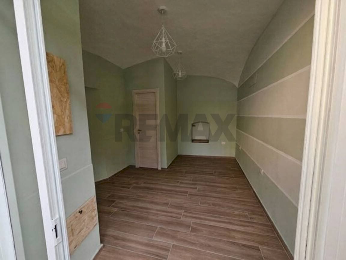 Stanza vuota - Locale Commerciale Piazza Matteo Luciani
41, Salerno - foto 3