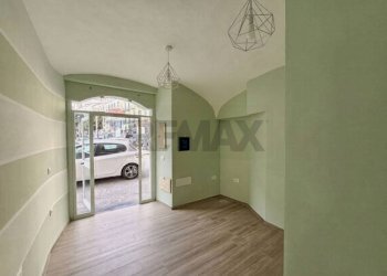 Stanza vuota - Locale Commerciale Piazza Matteo Luciani
41, Salerno - foto 2