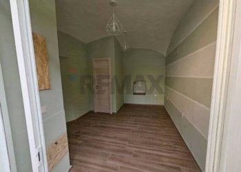 Stanza vuota - Locale Commerciale Piazza Matteo Luciani
41, Salerno - foto 4