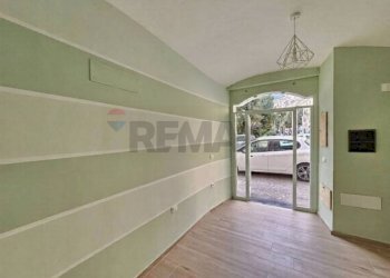 Stanza vuota - Locale Commerciale Piazza Matteo Luciani
41, Salerno - foto 6