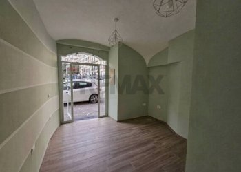 Stanza vuota - Locale Commerciale Piazza Matteo Luciani
41, Salerno - foto 8